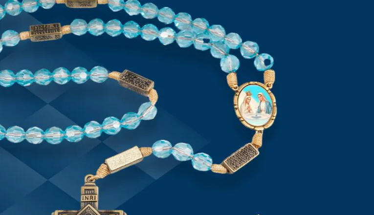 Terço de contas azuis translúcidas com medalha dourada de Nossa Senhora e crucifixo.